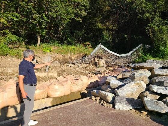 대장동 11단지 산책로에 남아있는 폭우 피해 토사와 울타리. 최선욱 기자