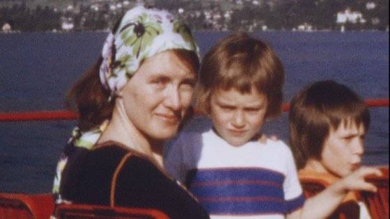 아니 에르노가 가족과 함께 찍은 홈 비디오를 모아 제작한 다큐멘터리 영화 '슈퍼 에이트 시절'은 올해 부산국제영화제 '와이드 앵글' 섹션에 등장한다. 아니 에르노가 직접 내레이션을 입혔다. 사진 부산국제영화제