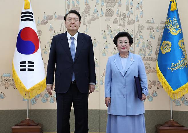 윤석열 대통령이 지난달 27일 서울 용산 대통령실 청사에서 이배용 국가교육위원회 위원장에게  임명장을 수여한 뒤 기념촬영을 하고 있다. 연합뉴스