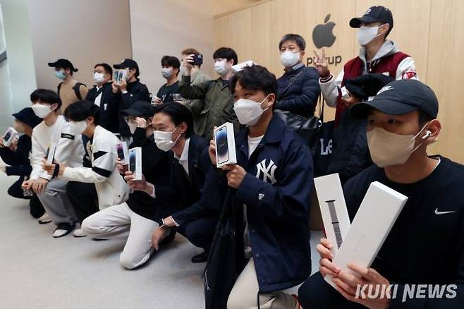 애플의 신작 아이폰14 시리즈 공식 출시일인 7일 오전 서울 중구 애플스토어 명동점에서 애플 제품 구매 고객들이 기념촬영을 하고 있다.