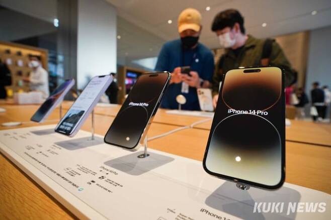애플의 신제품 아이폰14 시리즈가 국내에 정식 출시된 7일 오전 서울 중구 애플스토어 명동점을 찾은 고객이 제품을 살펴보고 있다.