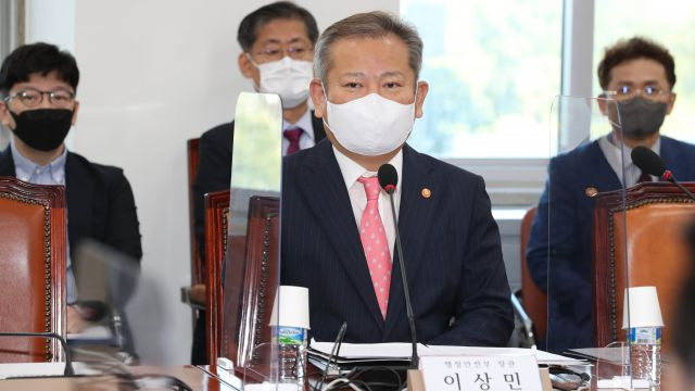 이상민 행정안전부 장관이 7일 국회에서 열린 국민의힘 화상 의원총회에 정부조직법 개편안에 관해 설명하기 위해 참석, 자리에 앉아 있다. 사진공동취재