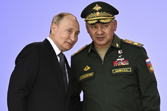 블라디미르 푸틴(왼쪽) 대통령과 세르게이 쇼이지(오른쪽) 국방장관의 모습. AP·연합뉴스