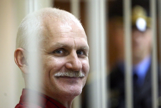 올해의 노벨평화상 수상자로 7일 선정된 벨라루스의 인권 운동가 알레스 비알리아츠키(Ales Bialiatski)가 벨라루스 민스크에서 재판을 기다리며 법정에서 미소를 짓고 있다. 그는 2011년부터 2014년까지 투옥됐고, 2020년 벨라루스 정권에 대한 대규모 시위 이후 다시 체포돼 재판 없이 구금됐다고 노벨위원회는 덧붙였다. EPA연합뉴스
