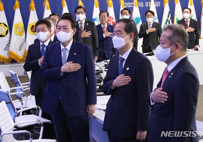 [울산=뉴시스] 홍효식 기자 = 윤석열 대통령이 7일 울산시청에서 열린 제2회 중앙지방협력회의에서 국기에 대한 경례를 하고 있다. 2022.10.07. yesphoto@newsis.com