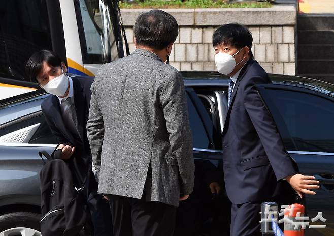 여객자동차 운수사업법 위반 혐의로 기소된 이재웅 쏘카 전 대표(오른쪽)와 박재욱 타다 운영사 VCNC 대표가 지난달 29일 오후 서울 서초구 중앙지법에서 열린 항소심 선고공판에 출석하고 있다. 황진환 기자