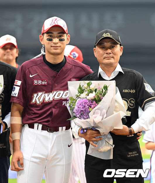 [OSEN=잠실, 이대선 기자] 16일 오후 서울 잠실야구장에서 2022 신한은행 SOL KBO 올스타전이 열렸다.경기에 앞서 프로야구 레전드 선수 시상식에서 이정후와 이종범이 기념촬영을 하고 있다. 2022.07.16 /sunday@osen.co.kr