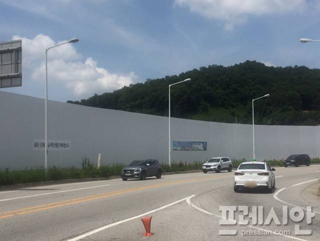 ▲양주 옥정신도시 물류센터 건립 공사 현장 앞 도로에 차량들이 다니고 있다.ⓒ프레시안(황신섭)
