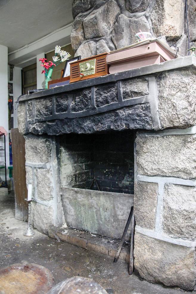 도봉산장 한 가운데엔 벽난로가 있다. 화목난로를 들이기 전까지 유일한 난방수단이었다.&nbsp;