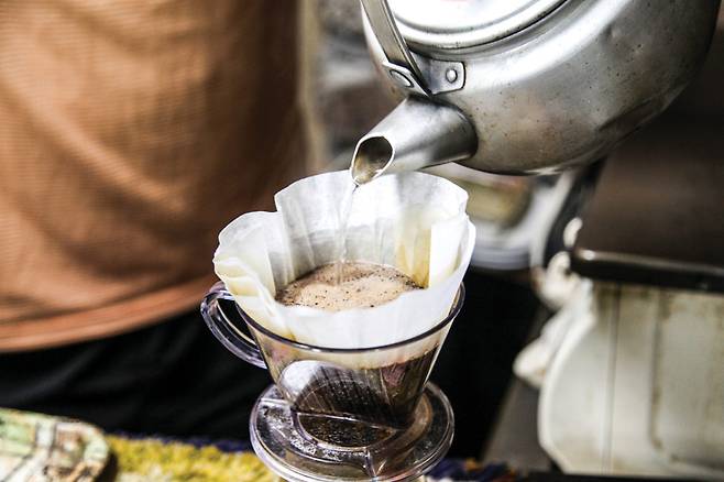 커피를 내리자 그윽한 커피향이 산장 안을 가득 채운다.