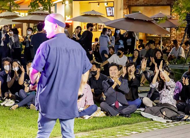 김태우(앞줄 오른쪽 두 번째) 강서구청장이 주민들과 함께 마곡 문화의 거리 버스킹 공연을 즐기고 있다.강서구 제공