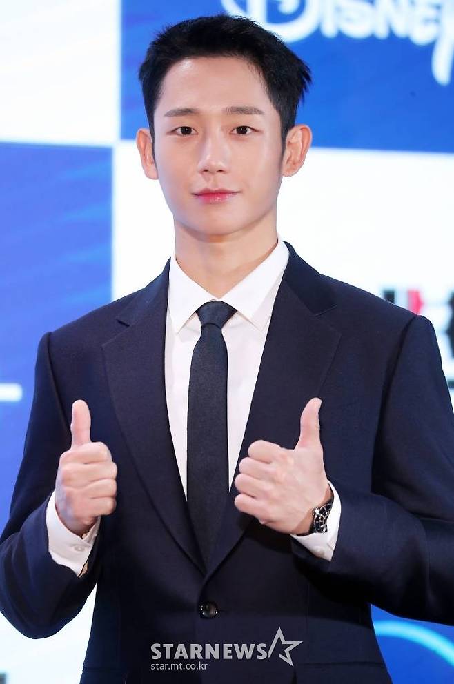 배우 정해인이 7일 오전 부산 해운대구 그랜드 조선에서 열린 디즈니+ 오리지널 시리즈 '커넥트' 제작발표회에 참석해 포즈를 취하고 있다.  '커넥트'는 죽지 않는 몸을 가진 새로운 인종, '커넥트' 동수가 장기밀매 조직에게 납치당해 한쪽 눈을 빼앗긴 뒤, 자신의 눈이 대한민국을 떠들썩하게 만든 연쇄살인마에게 이식됐다는 것을 알고 그를 쫓는 지독한 추격을 담아낸 이야기다. 12월 공개 예정. 2022.10.07 /사진=김창현 기자 chmt@