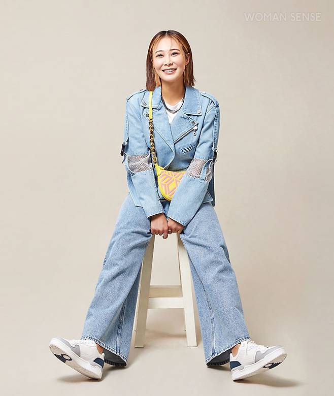 이너로 착용한 화이트 티셔츠 3만5천원 코스, 과감한 디테일의 데님 라이더 재킷 1백45만원·큐빅 로고 호보 백 1백40만원 모두 MCM, 와이드 데님 팬츠 11만원 앤아더스토리즈, 헤리티지 감성의 스니커즈 7만9천원 휠라코리아.