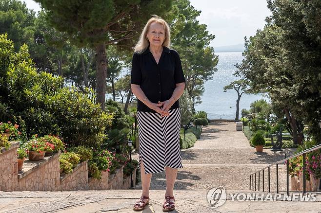 노벨 문학상 받은 프랑스 대표 작가 에르노 (폴렌카 EPA/EFE=연합뉴스) 스웨덴 한림원은 6일(현지시간) 올해 노벨 문학상 수상자로 프랑스 작가 아니 에르노(82)를 선정했다고 밝혔다. 아니 에르노가 지난 2019년 9월20일 스페인 마요르카섬의 폴렌카에 있는 호텔 정원에서 포즈를 취하고 있는 모습. [연합뉴스 자료사진] 2022.10.06 jsmoon@yna.co.kr