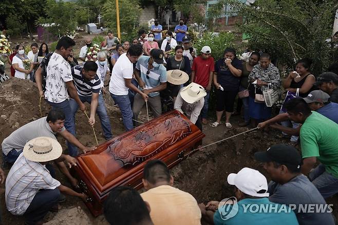 산 미겔 토토라판 시 총격 사건 희생자를 묻는 주민들  (AP=연합뉴스) 마을 주민들이 총격 사건 희생자를 묻고 있다. AP는 희생자가 너무 많아 무덤을 만드는 데 굴착기까지 동원됐다고 밝혔다. 2022.10.06. photo@yna.co.kr