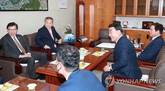 이상민 장관, 부울경 메가시티 관련 간담회 (서울=연합뉴스) 7일 중앙지방협력회의 참석을 위해 울산광역시를 방문한 이상민 행정안전부 장관이 박형준 부산시장, 김두겸 울산시장, 박완수 경남 도지사와 부울경 메가시티 관련해 간담회하고 있다. 2022.10.7 [행정안전부 제공. 재판매 및 DB 금지] photo@yna.co.kr