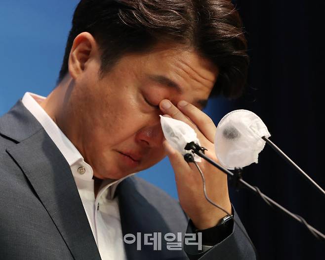 이준석 국민의힘 대표가 8월 13일 서울 여의도에서 기자회견을 열고 발언하던 중 눈시울을 붉히고 있다.(사진=뉴스1)