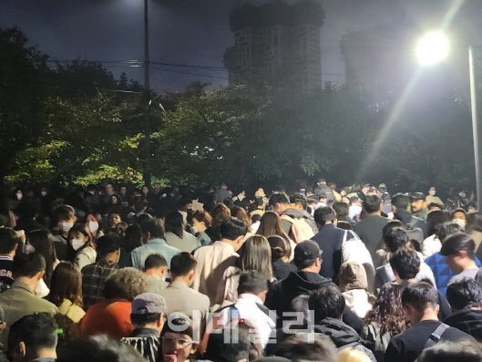 8일 서울 한강시민공원에서 ‘서울세계 불꽃축제’를 본 뒤 귀가하는 시민들(사진=이용성 기자)