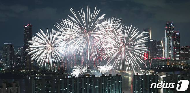 8일 밤 서울 여의도 한강공원 일대에서 코로나19 이후 3년 만에 열린 '2022 서울세계불꽃축제'에서 화려한 불꽃들이 밤 하늘을 수놓고 있다. 이번 불꽃축제의 주제는 ‘위 호프 어게인(We Hope Again)’이다. 코로나19로 지친 일상을 위로하고 다시금 꿈과 희망의 불꽃을 쏘아 올린다는 의미다. 2022.10.8/뉴스1 ⓒ News1 박지혜 기자