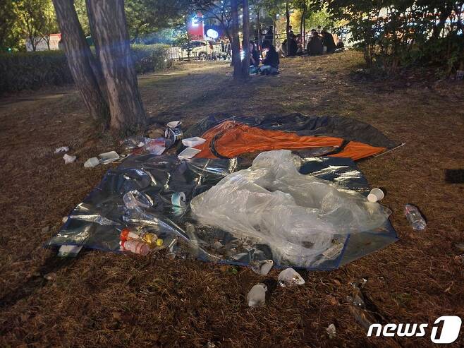 불꽃축제가 열렸던 8일 저녁 서울 여의도 공원에 사람들이 버린쓰레기가 널부러져 있다. ⓒ 뉴스1