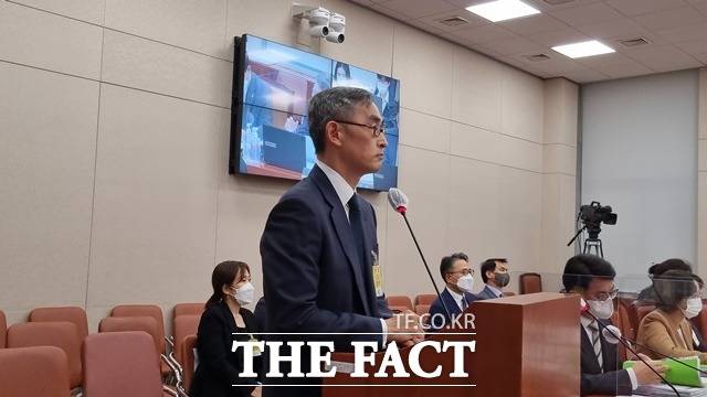 6일 국회에서 열린 산업통상자원중소벤처기업위원회 소관 중소기업벤처부·특허청 국정감사에서 윤종하 MBK파트너스 부회장이 국회의원들의 질문에 답하고 있다. /이선영 기자