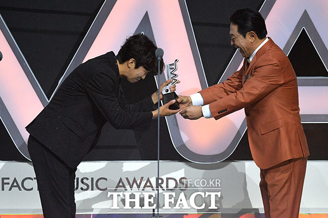 The 2022 Music Awards, a music awards ceremony made by K-POP Artist and music fans around the world, was held at the KSPO DOME (Olympic Gymnastics Stadium) in Bangi-dong, Songpa-gu, Seoul on the afternoon of the 8th, and Singer Lim Young-woong, who won the fan and star Angel & star awards, is expressing his impressions of the awards.The 2022 Music Awards include BTS, The Boys, ITZY, Tomorrow By Together, Ive, Stray Kids, (Women) Children, Kepler, Le Serapim, Hwang Chi-yeul, Kang Daniel, Kim Ho Joong, Youngtak, ATiz, Treasure, TNX, Newjins, Cy, Lim Young-woong, The top artists in Korea, including the NCT Dream, were all out.In addition, Shin Hye-sun, Lee Yu-young, Park Hee-soon, Yoon Sik-yoon, Yoon Bak, Kim Eung-su, Hong Jong-hyun, Bang Min-a, Noh Sang-hyun, Lee Joo-woo, Seo In-kook, Jang Dong-yoon, Seo In-ah, Jo Kwon, Kim Ho-young, Kim Min-gyu, The super-luxury selves, which are hard to see in the show, were scooped as awards and shined the stage.The 2022 Music Awards, which was held with more than 10,000 spectators, can be viewed through offline, idol platform Idol Plus mobile and PC web.photo planning department