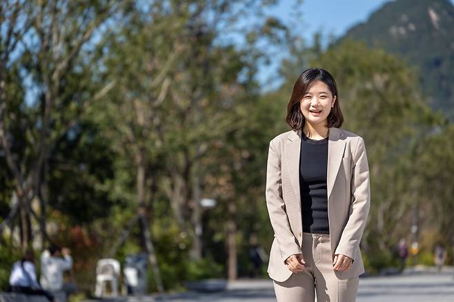 지난달 27일 서울 광화문에서 만난 박지현은 코인노래방 가는 걸 좋아한다고 했다. 예쁜 카페에서 사진 찍는 것도 그가 좋아하는 것 중 하나. 방긋 웃는 얼굴이 영락없는 20대 청년이었다. 훤칠한 키에 기자가 놀라자, 그는 "키가 170cm인데 얼굴이 동그래서 다들 작게 본다"며 웃었다. 정치 입문 40여 일 만에 당대표급 자리에 올랐던 그는 긴 호흡으로 정치를 하고 싶다고 했다. “우리 사회가 굉장히 불평등하잖아요? 어둡고 캄캄한 곳에 있는 이들에게 햇빛을 가져다주는 정치를 하고 싶어요.” /이신영 영상미디어 기자