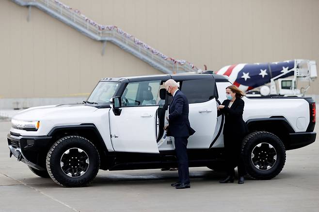 조 바이든 미국 대통령이 지난해 11월 GM 공장에서 GM의 전기차 허머 EV를 타고 있는 모습 /로이터 연합뉴스