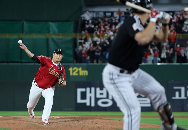 롯데 이대호가 8일 부산 동래구 사직야구장에서 열린 프로야구 LG와의 경기 중 8회초 마운드에 올라 LG 고우석을 상대로 힘차게 공을 던지고 있다. /뉴스1