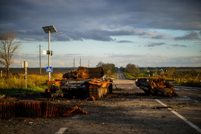 지난 3일 우크라이나 이지움과 하르키우를 잇는 도로에 파괴된 러시아군 전차 잔해가 버려져 있다. 이지움=AP 뉴시스