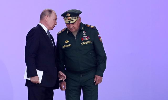 블라디미르 푸틴 러시아 대통령이 올해 8월 15일 세르게이 쇼이구 국방장관과 함께 모스크바 인근 쿠빈카에서 열린 방산전시회인 '육군 2022 포럼'에 참석하고 있다. 모스크바=EPA 연합뉴스