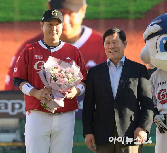 8일 오후 부산 동래구 사직야구장에서 열린 2022 프로야구 LG 트윈스와 롯데 자이언츠의 경기에 앞서 '조선의 4번타자' 이대호의 마지막 은퇴투어 행사가 진행됐다. 롯데 이대호가 허구연 KBO 총재에게 축하 꽃다발을 받고 있다. [사진=정소희 기자]