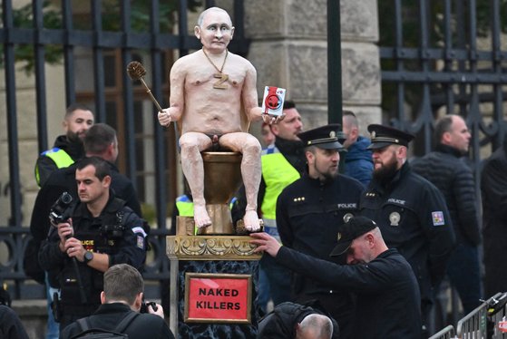 지난 7일(현지시간) 유럽연합(EU) 비공식 정상회의가 열리고 있는 체코 수도 프라하에 푸틴 러시아 대통령을 형상화한  ‘벌거벗은 살인마’라는 이름의 조형물이 등장했다. ARP=연합뉴스