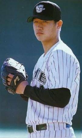 입단 당시 투수였던 이대호의 모습. 사진 롯데 자이언츠