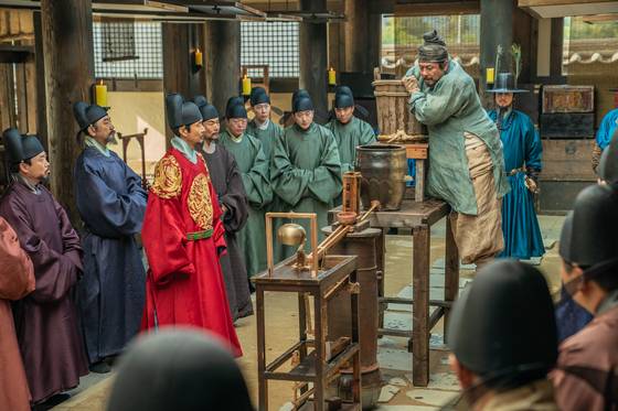 영화 ‘천문: 하늘에 묻는다’(허진호 감독)에서 세종대왕(한석규)과 장영실(최민식)이 과학기기를 궁리하는 장면들. [사진 롯데엔터테인먼트]