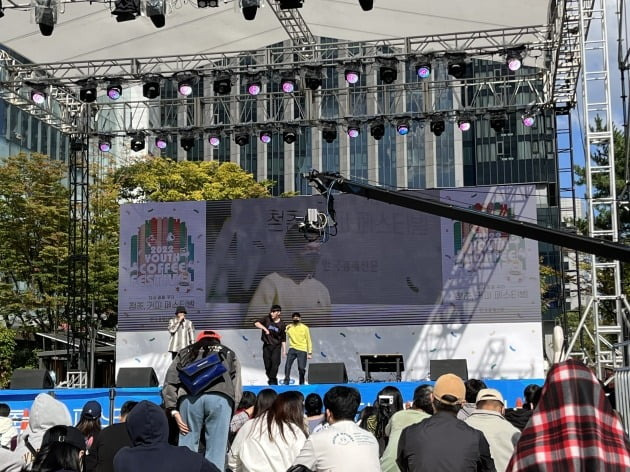 8일 오후 서울 잠실 롯데타워 앞 잔디광장에서 열린 '2022 청춘, 커피 페스티벌'에서 더구니스크루의 비보이 '케이'가 관람객에게 비보잉의 기초 동작을 설명하고 있다.(사진=한경제 기자)