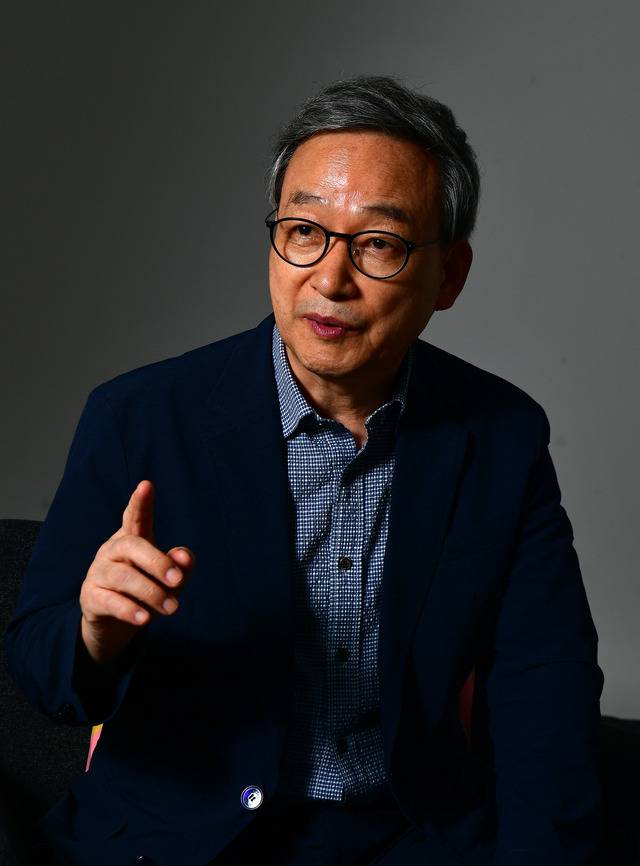 정호승 시인이 지난달 26일 저녁 서울 여의도 국민일보에서 자신의 열네번 째 시집이자 등단 50년을 기념하는 시집인 ‘슬픔이 택배로 왔다’에 대해 얘기하고 있다. 최현규 기자