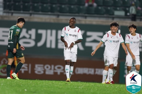 김포전에서 멀티골을 기록한 대전 레안드로의 세리머니 모습.[한국프로축구연맹 제공]