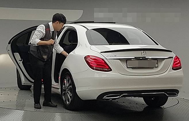 수입 중고차 점검 장면 [사진출처=케이카]