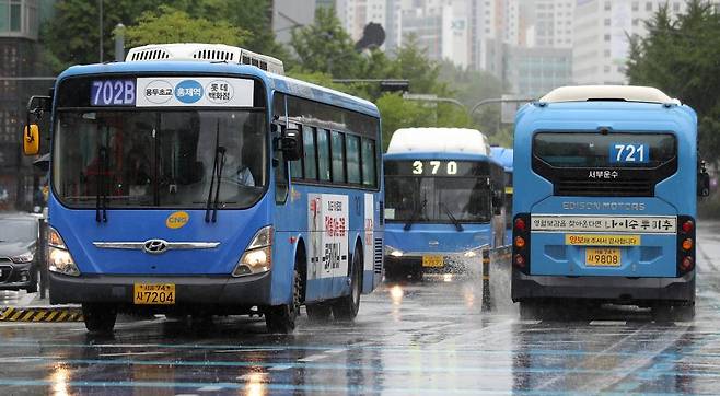 지난달 15일 오전 서울 시내 도로에 버스가 운행하고 있다./사진=뉴시스