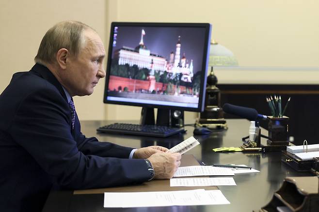 블라디미르 푸틴 러시아 대통령이 지난 6일(현지시간) 모스크바 근교의 노보-오가료보 관저에서 화상 경제회의를 주재하고 있다. [연합]