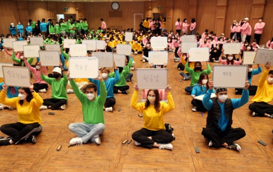 7일 계명대에서 열린 한글날 기념 퀴즈대회에서 외국인 유학생들이 답안을 들어 보이고 있다.[계명대 제공]