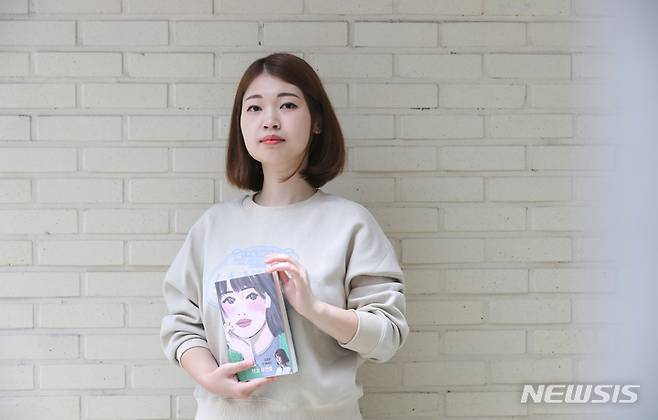 [서울=뉴시스] 김금보 기자 = 에세이 '책과 우연들' 김초엽 작가가 지난 6일 서울 마포구 퍼셉션에서 뉴시스 '작가만세' 인터뷰를 마치고 촬영하고 있다. 2022.10.08. kgb@newsis.com