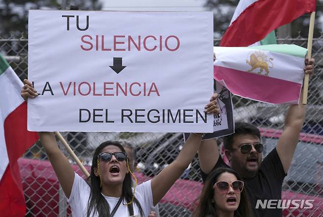 [에콰도르=AP/뉴시스] 에콰도르에 거주하는 이란 국민들이 5일(현지시간) 경찰의 구금중 사망한 마샤 아미니(22)의 죽음에 항의하며 퀴토에 있는 정부 건물 앞에서 시위를 벌이고 있다. 2022.10.06.