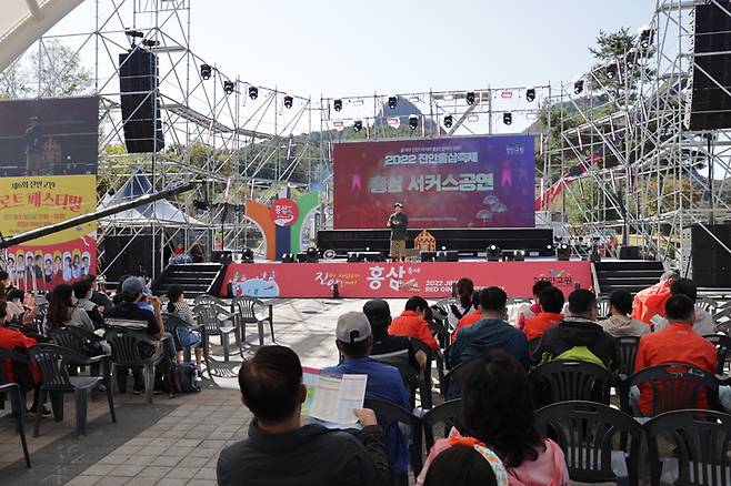 [진안=뉴시스] 한훈 기자 = 전북 진안홍삼축제는 8일 마이산 북부 일원에 마련된 특설무대에서 축제장의 찾는 방문객들의 환호를 받으며 축제의 흥을 돋우는 개막식을 열었다.(사진=진안군 제공).2022.10.08.  photo@newsis.com  *재판매 및 DB 금지