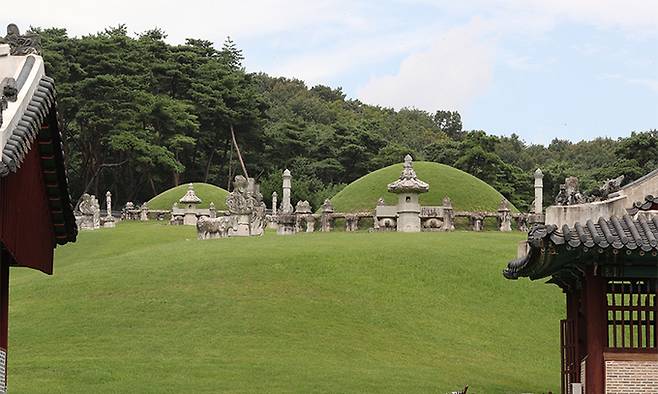 경기도 여주에 위치한 '북벌 군주'로 알려진 효종대왕과 인선왕후 장씨가 묻힌 영릉(寧陵). 위쪽 언덕에 효종의 능이 아래쪽 언덕엔 인선왕후 능이 위치한 동원상하릉(同原上下陵) 양식이다. 연합뉴스