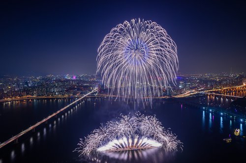 지난 2019년 서울세계불꽃축제에서 선보인 한화의 불꽃 연출 모습. 사진제공=한화