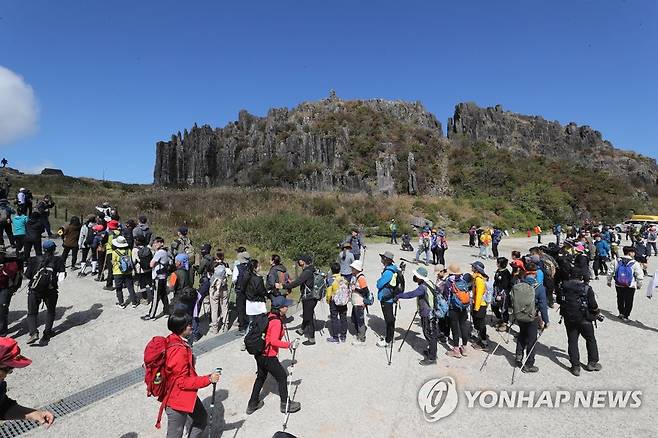 3년만에 개방된 무등산 정상 찾은 시민들 (광주=연합뉴스) 차지욱 기자 = 3년 만에 정상 개방 행사가 열린 8일 오전 광주 무등산 국립공원에서 탐방객들이 정상에 오르기 위해 줄을 서고 있다. 2022.10.8 uk@yna.co.kr