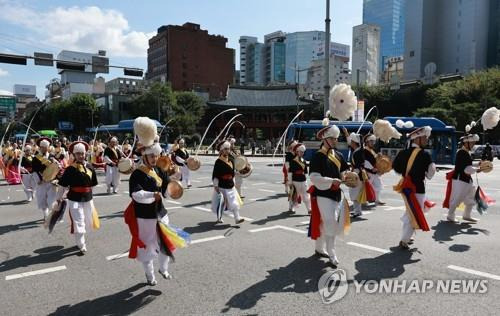 도심 속 사물놀이     (서울=연합뉴스) 한종찬 기자 = 8일 오전 서울 종각역 인근에서 '더케이 퍼레이드'가 펼쳐지고 있다. '2022 한국문화축제'의 일환인 이 행사에는 일반 시민 및 지역 예술단체 2천여 명이 참여했다. 2022.10.8
    saba@yna.co.kr