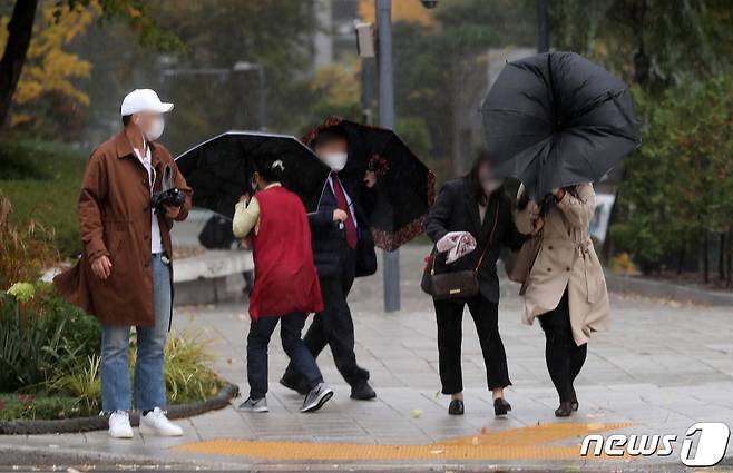 우산을 쓴 시민들이 강풍에 힘겹게 발걸음을 옮기고 있다. ⓒ News1 박세연 기자